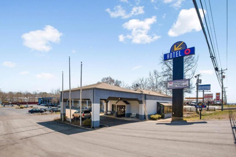 hotels near Nashville TN with hot tub in room 3
