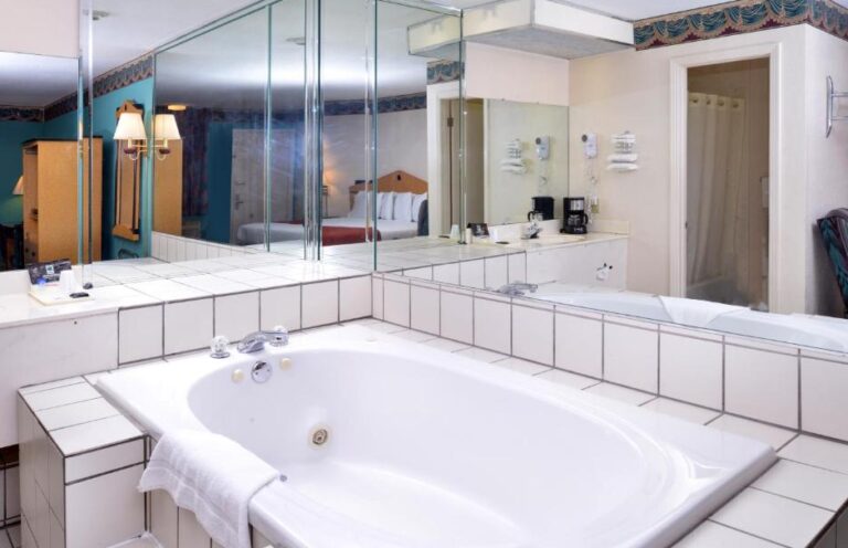 hotels near Nashville with hot tub in room 2