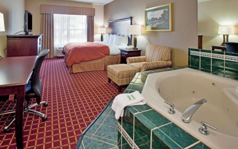 hotels with hot tub in room in Columbia SC 2