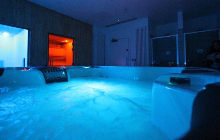 hotels with hot tub in the room England