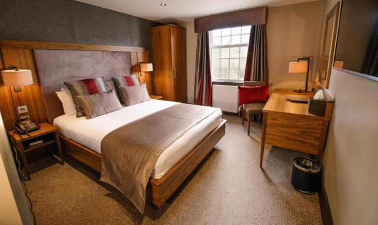 luxurious hotel with hot tub in room for couples in Glasgow 2