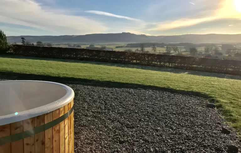 luxury rental for couples with Jacuzzi tub in Scotland