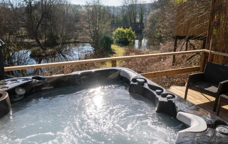 rental in Wales with Jacuzzi tub 6