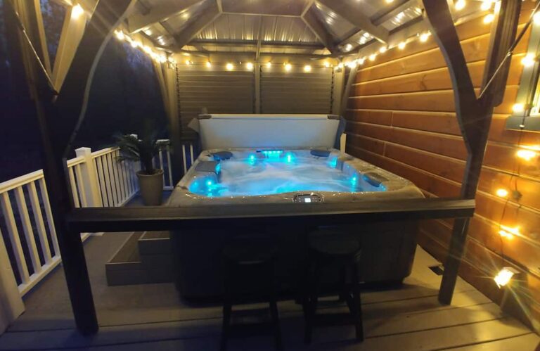 rental with Jacuzzi tub in French Lick