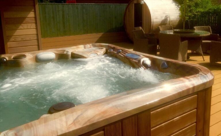 rentals with Jacuzzi bath in Wales