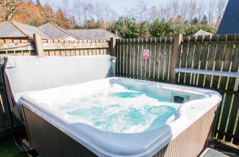 rentals with private Jacuzzi tub in Glasgow 5