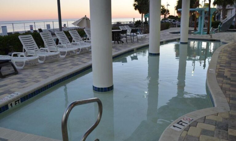 romantic accommodation in Myrtle Beach with spa bath 4