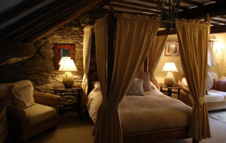 romantic accommodation in Wales with hot tub in room 4