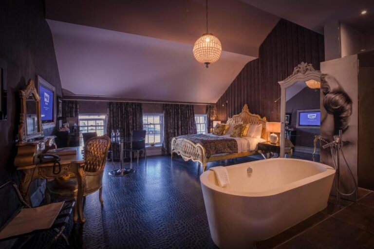 romantic hotel in Northern Ireland with hot tub in room 2
