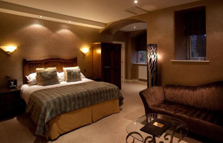 romantic hotels in England with hot tub in room 6