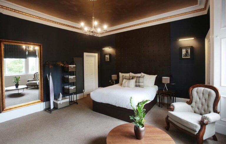 romantic hotels in Glasgow with hot tub in room