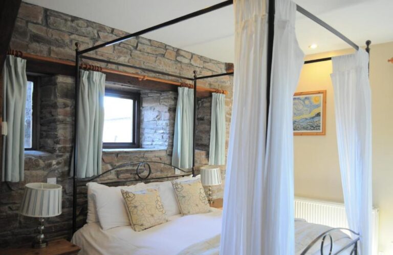 romantic hotels in Wales with hot tub in room 2