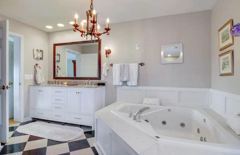 romantic rental with private hot tub in Charleston, SC 3