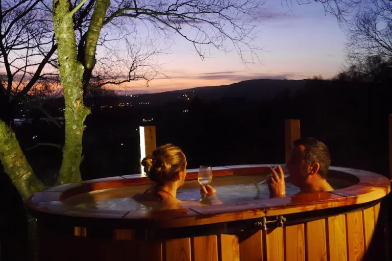 romantic rental with private hot tub in Glasgow 2