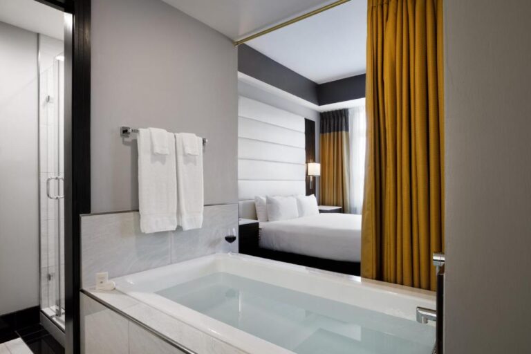 hotel metro spa suite in romantic milwaukee