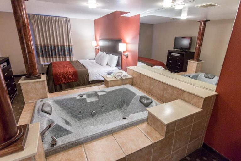 Comfort Inn Pittsburgh suite with hot tub