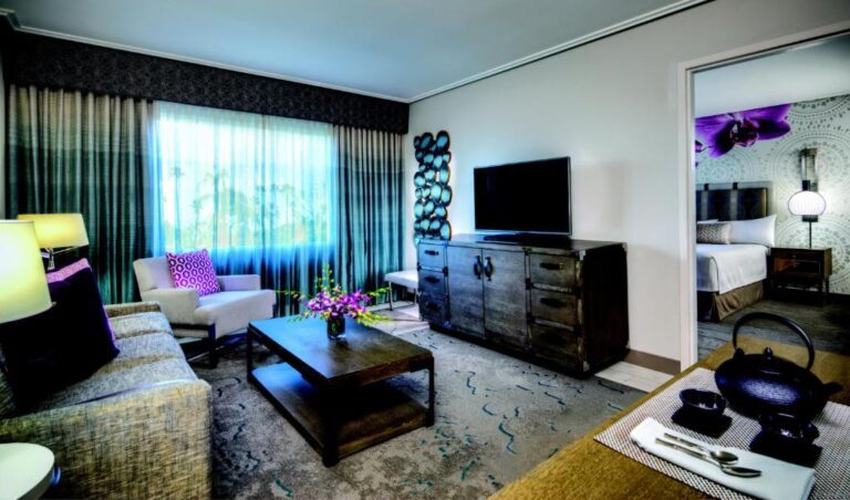 Universal's Loews Royal Pacific Resort3