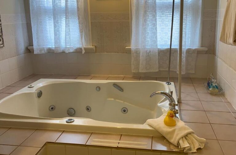 accommodations near Vancouver Canada with spa bath in room
