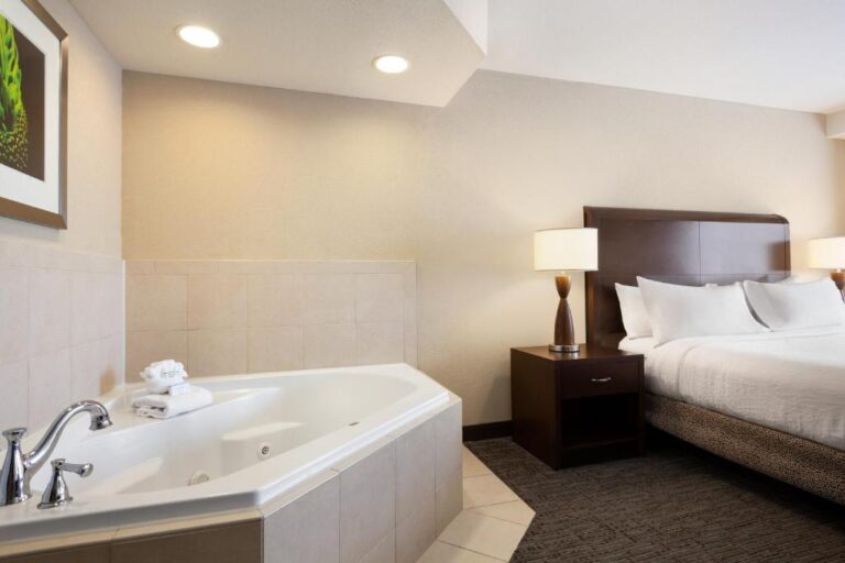 hotels in Atlanta with Jacuzzi in room 2