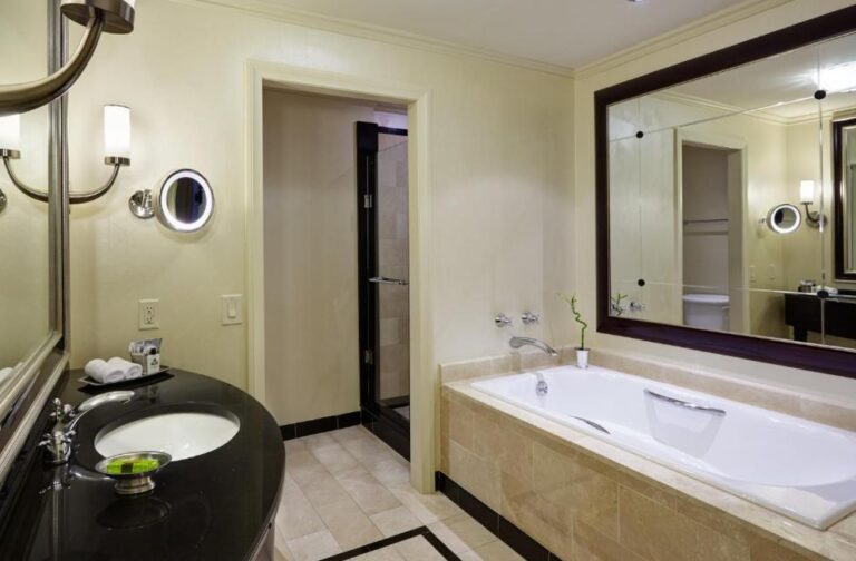 hotels in Atlanta with a romantic suite 2