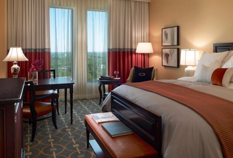 hotels in Atlanta with a romantic suite 3