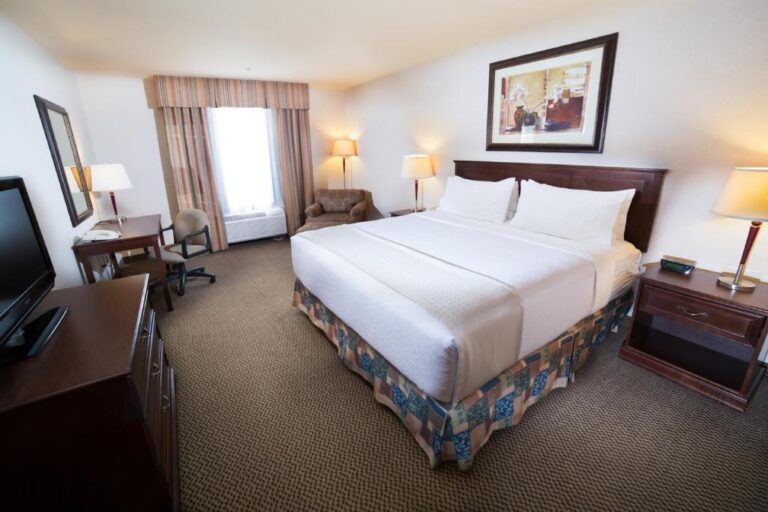 hotels in Edmonton with hot tub in room 4