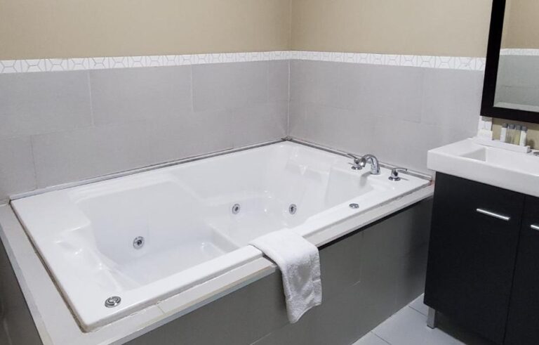 hotels in Edmonton with hot tub in room for couples 2