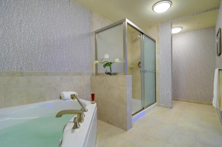 hotels in Miami with sspa bath in room 2