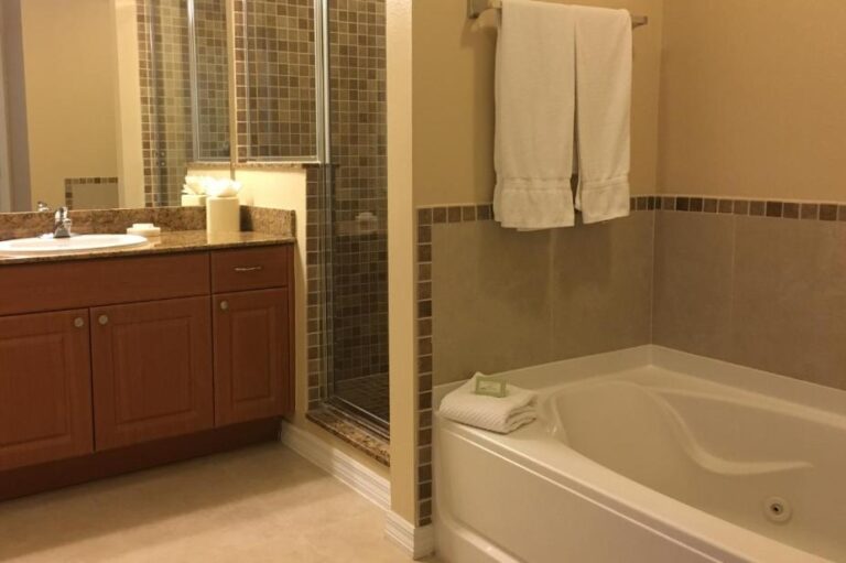 hotels in Orlando with hot tub in room 4