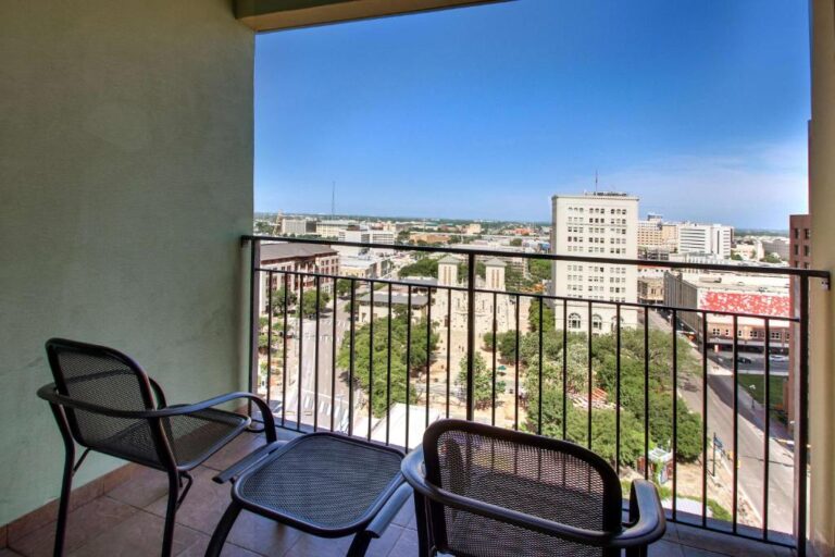 hotels in San Antonio with honeymoon suite 3