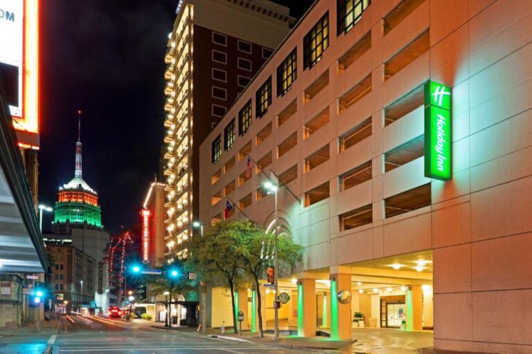 hotels in San Antonio with restaurants for couples