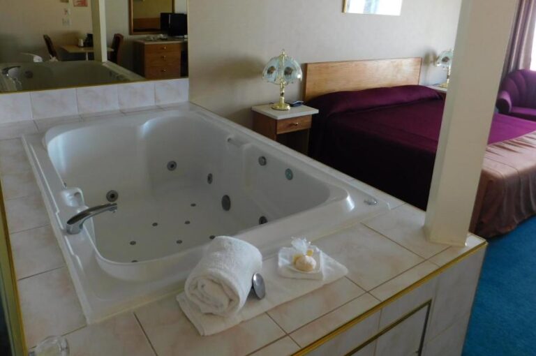 hotels near Edmonton with spa bath in room