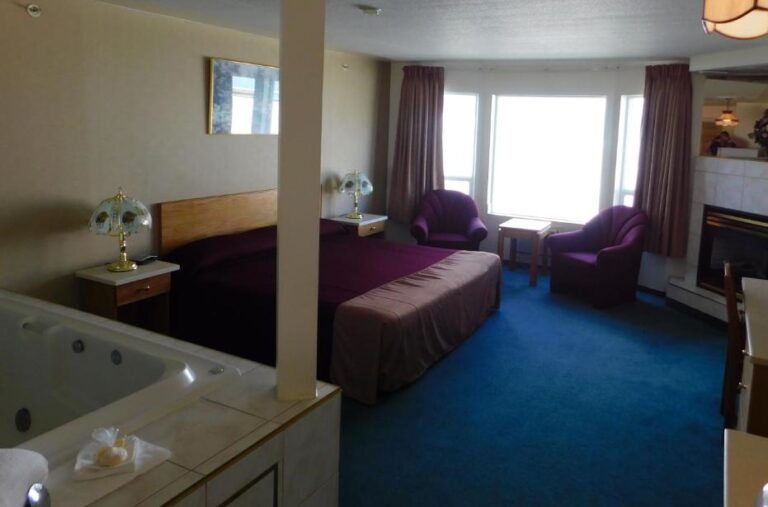 hotels near Edmonton with spa bath in room 2