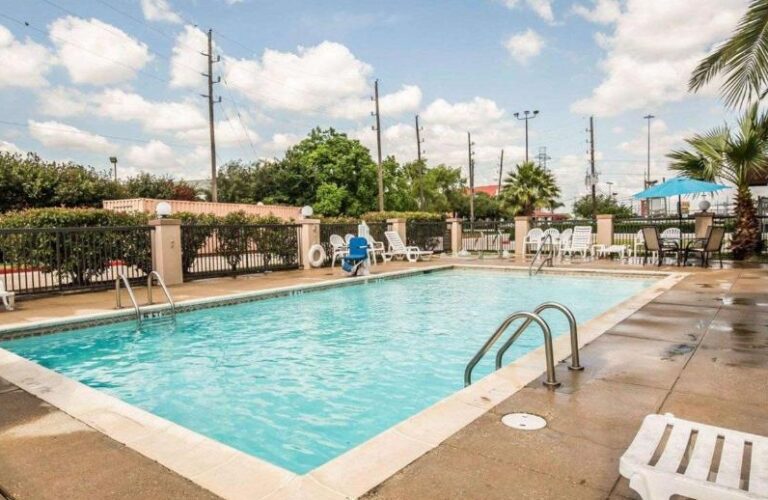 hotels near Houston with hot tub in room 2