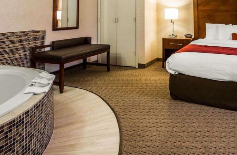 hotels near Houston with hot tub in room