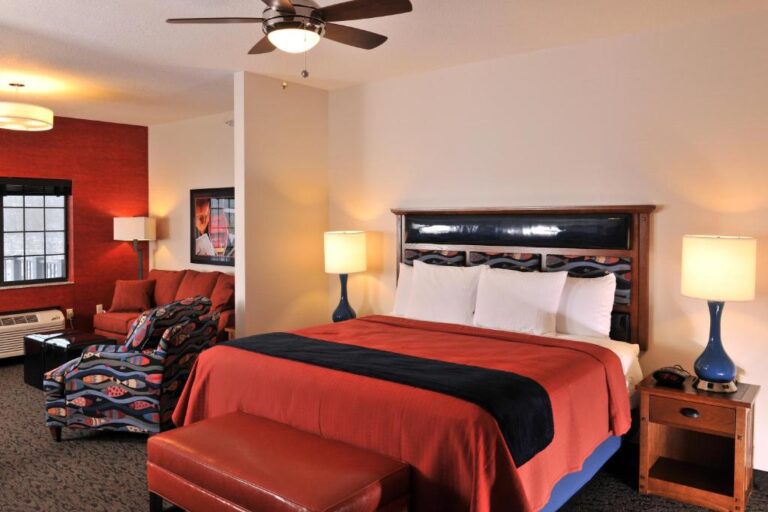 hotels with honeymoon suites 2 in Kansas City 4