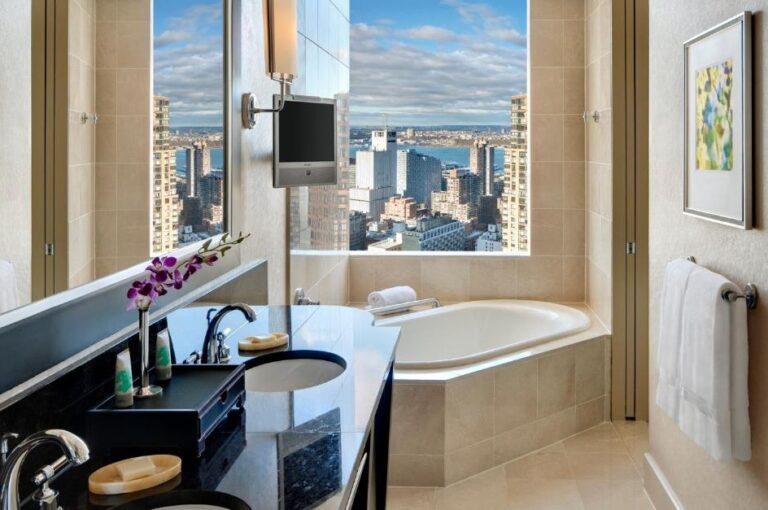 hotels with honeymoon suites in NYC 2