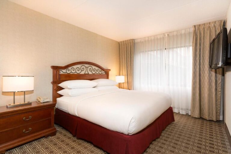 hotels with honeymoon suites in Nashville TN 3