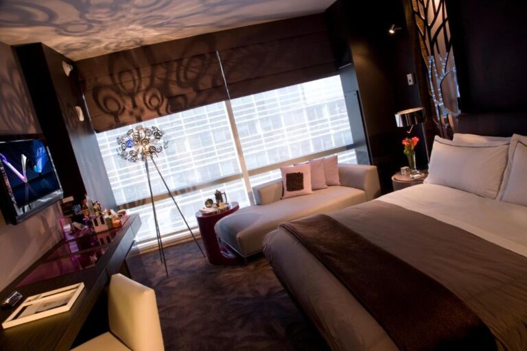 luxury hotels in Atlanta with honeymoon suite
