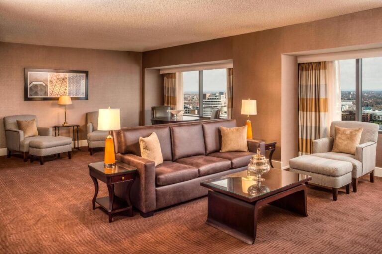 luxury hotels in Columbus Ohio with honeymoon suite 3