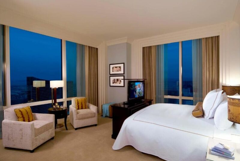luxury hotels in Las Vegas with honeymoon suites 4