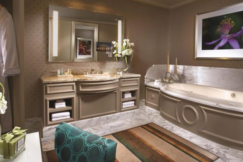 luxury hotels in Las Vegas with hot tub in room 3