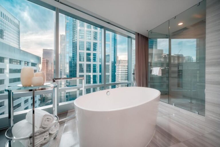luxury hotels in Vancouver Canada with hot tub in room 4