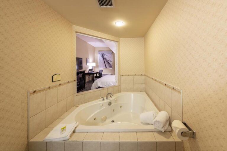 omantic hotels near Vancouver Canada with hot tub in room 3
