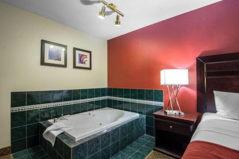 romantic hotels in Calgary with hot spa bath in room 2