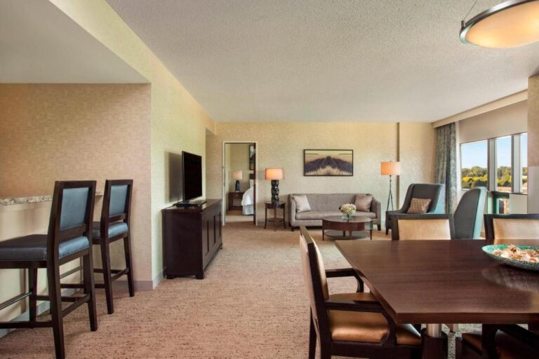 romantic hotels in Detroit with honeymoon suite 2