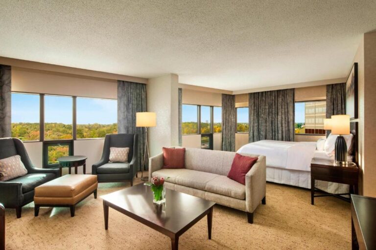 romantic hotels in Detroit with honeymoon suite