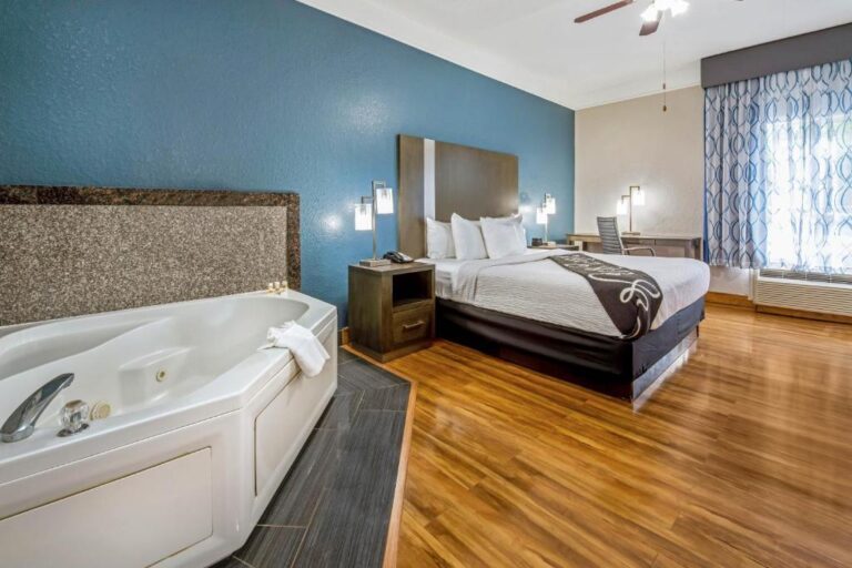 romantic hotels in Houston with hot tub in room 2