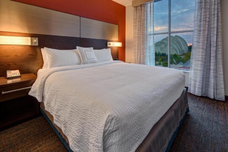 romantic hotels in Kansas City with honeymoon suites 2