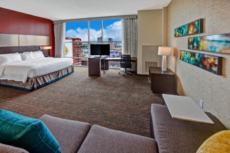 romantic hotels in Kansas City with honeymoon suites